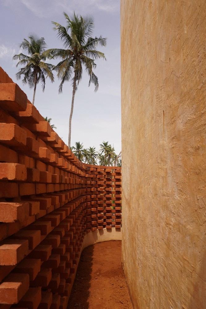 Intérieur en briques de terre avec voûtes et architecture africaine